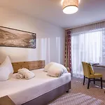 Отель Alpen Glueck Kirchberger Hof 4*